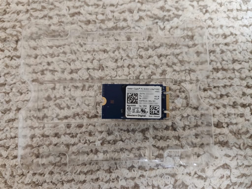 ThinkPad E495 取り外したSSD
